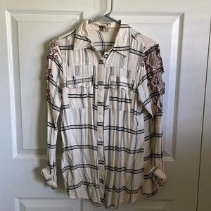 Long sleeve shirt with silver snaps and sleeve detailing